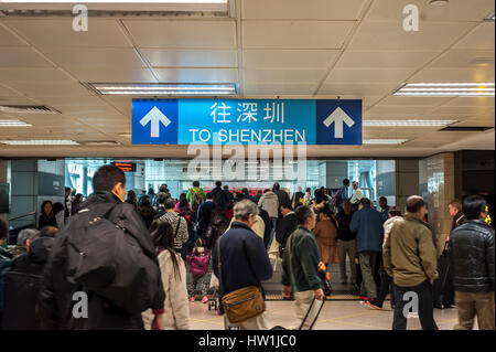 Hongkong, China - Dec 24, 2013 - Hinweisschild in Richtung Shenzhen an Lowu Station an der Grenze zwischen Hong Kong und China. Stockfoto