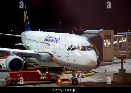 OSLO, Norwegen - 21. Januar 2017: Lufthansa Airbus A320 Flugzeug Tor bereit zum Einsteigen in den frühen Morgenstunden im Winter. Stockfoto