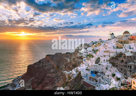 Oia oder Ia bei Sonnenuntergang, Santorini, Griechenland Stockfoto