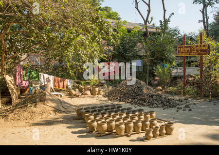 Terrakotta-Topf-Making in Yandabo, Myanmar Stockfoto