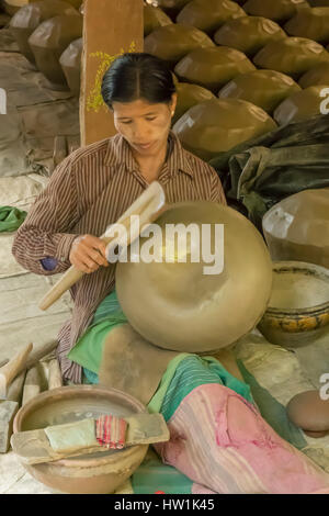 Terrakotta-Topf-Making in Yandabo, Myanmar Stockfoto