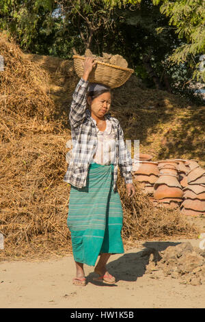 Tragenden Ton für Terrakotta-Topf im Yandabo, Myanmar Stockfoto