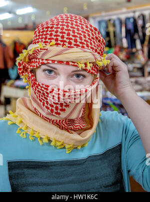 Mädchen von slawischen Erscheinungsbild Tragens eines Kopftuchs Arabische Stockfoto
