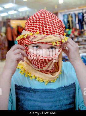 Mädchen von slawischen Erscheinungsbild Tragens eines Kopftuchs Arabische Stockfoto