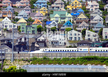 Hochgeschwindigkeitszug durch modernes Wohngebiet in Kanagawa, Japan Stockfoto