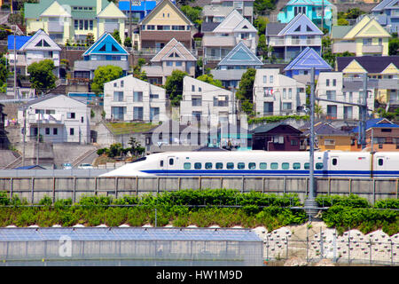 Hochgeschwindigkeitszug durch modernes Wohngebiet in Kanagawa, Japan Stockfoto