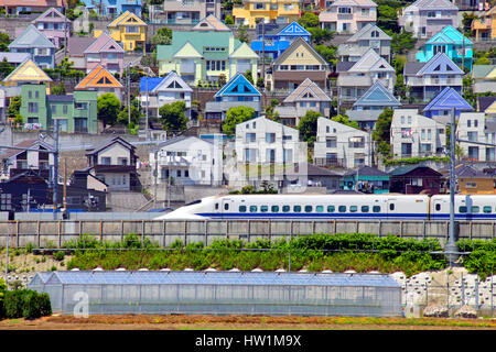 Hochgeschwindigkeitszug durch modernes Wohngebiet in Kanagawa, Japan Stockfoto