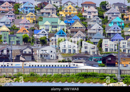 Hochgeschwindigkeitszug durch modernes Wohngebiet in Kanagawa, Japan Stockfoto