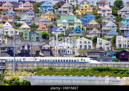 Hochgeschwindigkeitszug durch modernes Wohngebiet in Kanagawa, Japan Stockfoto