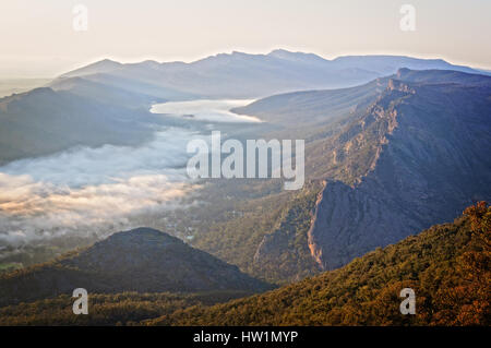 Wolken im Tal und der Wonderland Range bei Sonnenaufgang - vom Schnellboot Aussichtspunkt in den Grampians, Victoria, Australien Stockfoto