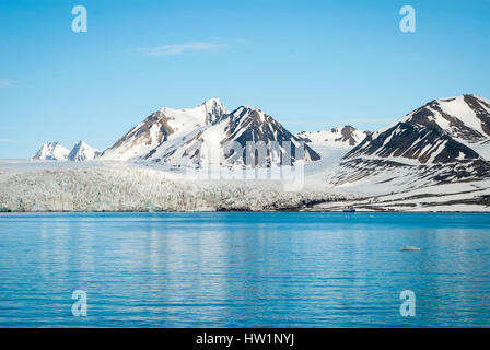 Segelboot vor dem Gletscher und Berge in Spitzbergen, Arktis Stockfoto