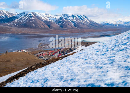 Blick auf Longyearbyen aus den Hügeln oberhalb, Spitzbergen, Norwegen Stockfoto