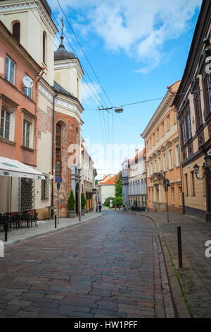 Blick auf die schöne alte Fassade in den Straßen der Altstadt von Vilnius. Stockfoto