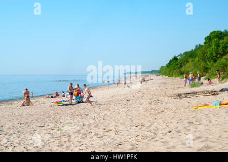 KLAIPEDA, Litauen - Juli 4: Menschen am Sandstrand in Klaipeda unter Sonnenlicht. Juli 2016. Stockfoto