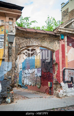 Blick auf verlassenen Straße mit Graffiti an Wänden Stockfoto