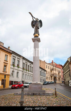 Engelsstatue mit Horn in Vilnius, Touristen auf der Straße. Vilnius ist bekannt als Stadt der niedrig fliegende Engel. Stockfoto