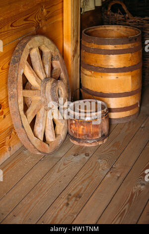 Elemente des Lebens der russischen Bauern 16-19. Jahrhunderts. Hölzerne Wagenrad, Fass. Russland Stockfoto