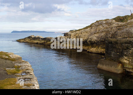 Die schmalen felsigen Eingang zum kleinen Hafen am Ballintoy auf der nördlichen Küste von Irland Stockfoto