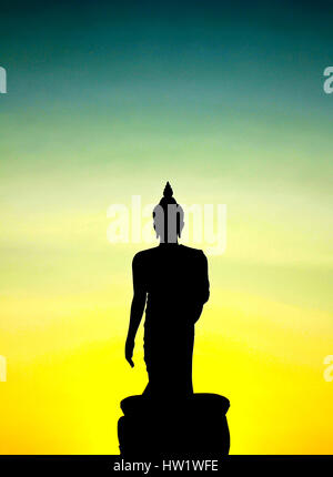 Sonnenuntergang in buddhistischer Park im Stadtteil Phutthamonthon, Buddhamonthon. Nakhon Pathom Provinz von Thailand. (Silhouette des Buddha) Stockfoto