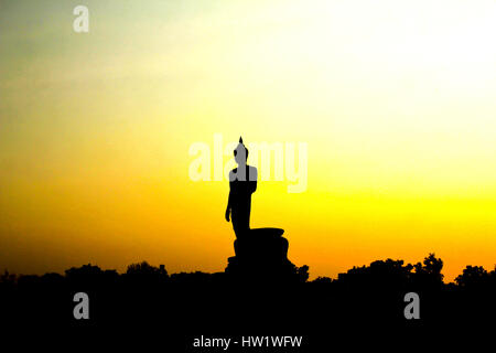 Sonnenuntergang in buddhistischer Park im Stadtteil Phutthamonthon, Buddhamonthon. Nakhon Pathom Provinz von Thailand. (Silhouette des Buddha) Stockfoto