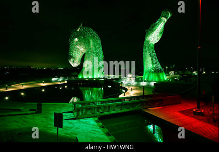 Sperrfrist TOÊ 0001 nur die Kelpies in Falkirk, Schottland, Freitag, den 17. März redaktionelle Nutzung ist leuchtet grün von Tourism Ireland, St. Patricks Day feiern ist am Freitag, 17. März. Stockfoto