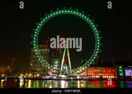 Sperrfrist TOÊ 0001 leuchtet grün von Tourism Ireland, St. Patricks Day, feiern, die am Freitag, den 17. März ist Freitag, 17 März nur das Coca-Cola London Eye, auf der Londoner South Bank ist zur redaktionellen Verwendung. Stockfoto