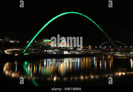 Sperrfrist TOÊ 0001 Freitag März 17 redaktionelle Nutzung nur Gateshead Millennium Bridge in Gateshead, Tyne and Wear, leuchtet grün von Tourism Ireland, St. Patricks Day zu feiern, das ist am Freitag, 17. März. Stockfoto