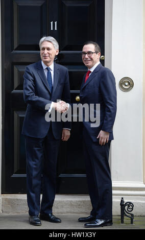 Kanzler Philip Hammond (links) empfängt US-Finanzminister Steven Mnuchin vor seinem Amtssitz am No 11 Downing Street, London, vor einem treffen. Stockfoto