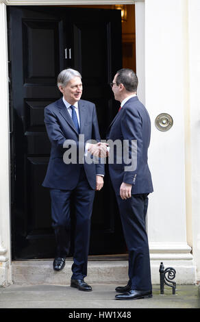 Kanzler Philip Hammond (links) empfängt US-Finanzminister Steven Mnuchin vor seinem Amtssitz am No 11 Downing Street, London, vor einem treffen. Stockfoto