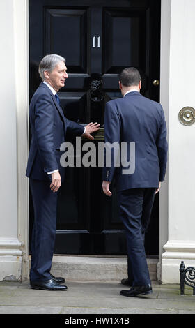 Kanzler Philip Hammond (links) empfängt US-Finanzminister Steven Mnuchin vor seinem Amtssitz am No 11 Downing Street, London, vor einem treffen. Stockfoto