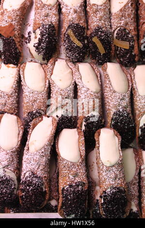 Haufen von sizilianische Cannoli gefüllt mit Ricotta und Schokolade-chips Stockfoto