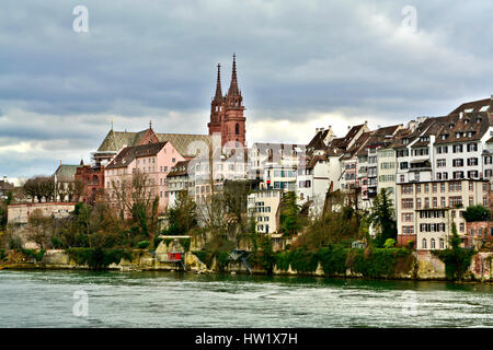 Blick auf den Rhein und Basel, Schweiz, mit dem Dom Stockfoto