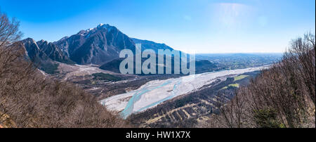 Panorama vom Monte San Simeone, Monte Chiampon und Fluss Tagliamento in Friaul-Julisch Stockfoto