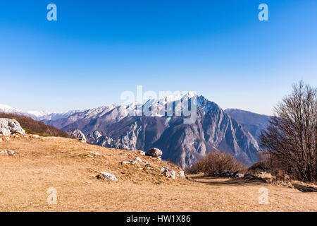 Blick vom Monte San Simeone auf Monte Chiampon in Italien Stockfoto