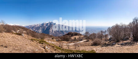 Panorama vom Monte San Simeone, Monte Chiampon und Friaul-Julisch Venetien in der Nähe von Udine und Gemona Stockfoto