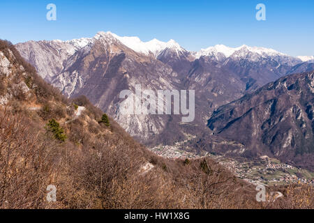 Blick vom Monte San Simeone bis Venzone und die Julischen Alpen in Italien Stockfoto