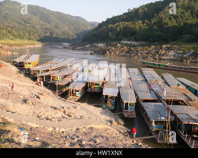 Pak Beng Dorf am Fluss Mekong in Laos, einen kurzen Zwischenstopp für Ausflugsboote. Stockfoto