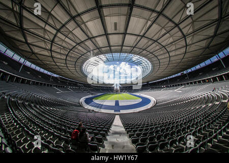 Das Olympiastadion wurde 1934-36 für die Olympischen Sommerspielen 1936 in Berlin von dem deutschen Architekten Werner März. Das Stadion wurde für die 1974 verwendet eine Stockfoto