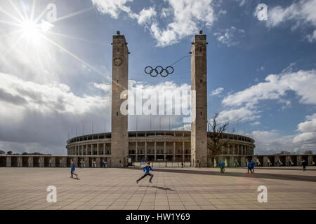 Das Olympiastadion wurde 1934-36 für die Olympischen Sommerspielen 1936 in Berlin von dem deutschen Architekten Werner März. Das Stadion wurde für die 1974 verwendet eine Stockfoto