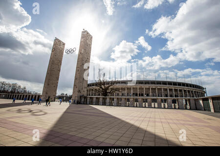 Das Olympiastadion wurde 1934-36 für die Olympischen Sommerspielen 1936 in Berlin von dem deutschen Architekten Werner März. Das Stadion wurde für die 1974 verwendet eine Stockfoto