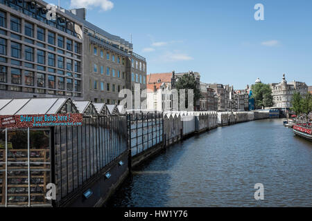 Der weltweit einzige schwimmende Blumenmarkt in Amsterdam, Niederlande. Die Bloemenmarkt umfasst 15 Floristen und Gartencenter Stockfoto