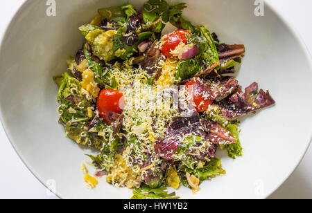 Ein gemischter Salat in eine Schüssel weiß Stockfoto
