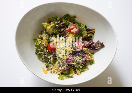Ein gemischter Salat in eine Schüssel weiß Stockfoto