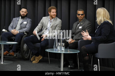 Prinz Harry führt eine Podiumsdiskussion mit drei ehemaligen Mitgliedern der britischen und US-Streitkräfte, Caroline Buckle, Ivan Castro (zweite rechts) und Philip Eaglesham (links), mit seiner Unterstützung Dog Cooper, während der Veterans' Mental Health Conference im King's Building in the Quad, King's College London. Stockfoto