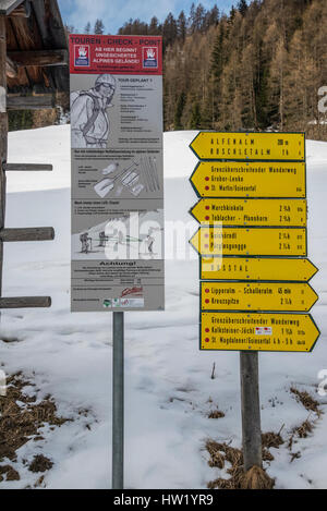 Warnzeichen für Ski-Tour erkunden die Berge von Villgratental in Ost-Tirol Österreich in der Nähe von der Grenze Südtirol Italien Stockfoto