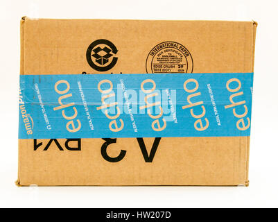 Ein Karton Versandkarton von Amazon vor weißem Hintergrund. Stockfoto
