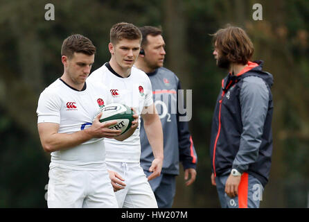 Englands George Ford (links) und Owen Farrell während des Trainings im Pennyhill Park, Bagshot. Stockfoto