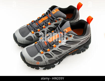 Ein paar brandneue graue Männer Moab Kante trail Schuhe Merrell auf weißem Hintergrund. Stockfoto