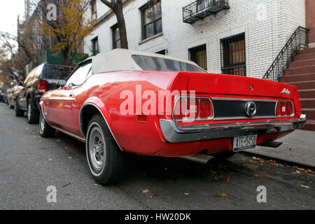 New York, 28. November 2016: Ein Klassiker, den roten Ford Mustang auf der Straße in Manhattan geparkt ist. Stockfoto
