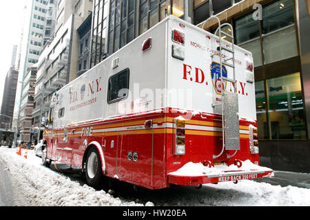 New York, Februar 9, 2017: Ein FDNY mobile Einsatzzentrale im Schnee in Midtown Manhattan geparkt ist. Stockfoto